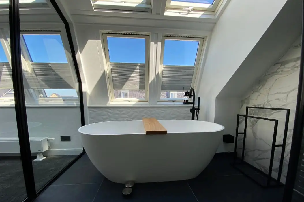 Door het dakserre model LUXboX Divider zijn er een badkamer en slaapkamer gerealiseerd op zolder, geschieden door een stalen frame met glasplaat.