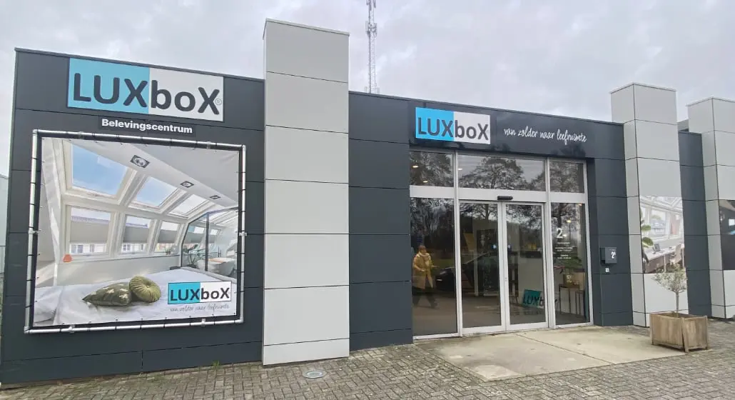 Voorkant van een showroom van LUXboX in Kapelle