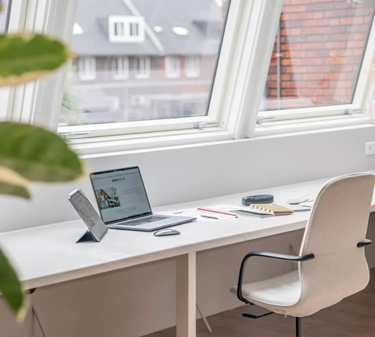Thuiskantoor onder een LUXboX dakserre met uitzicht naar buiten