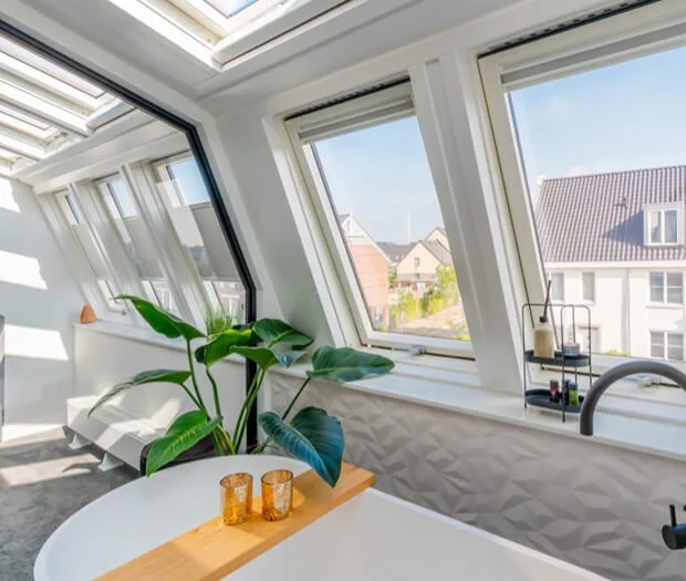 Badkamer op zolder met extra licht door LUXboX dakserre