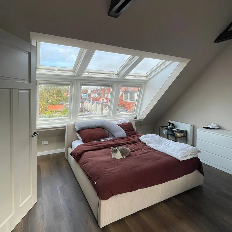 slaapkamer op zolder met extra hoog plafond