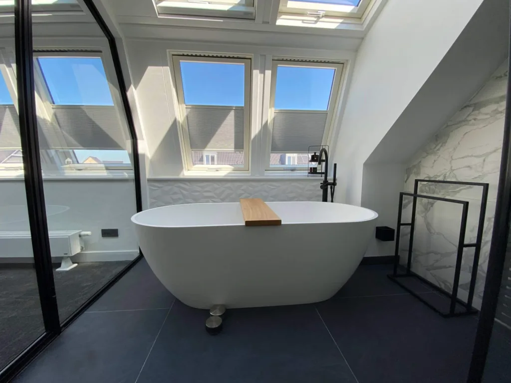 Badkamer op zolder gecreëerd met een LUXboX dakserre