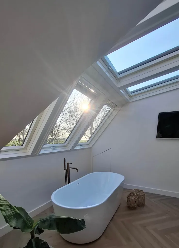 Badkamer op zolder met extra voor licht door een LUXboX dakserre