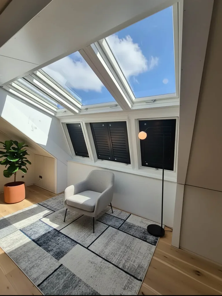 Binnenaanzicht van LUXboX dakserre met open, lichte zithoek